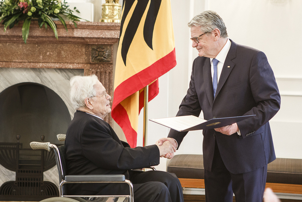Bundespräsident Joachim Gauck überreicht Ernst-Wolfgang Böckenförde das Große Verdienstkreuz mit Stern und Schulterband im Langhanssaal von Schloss Bellevue